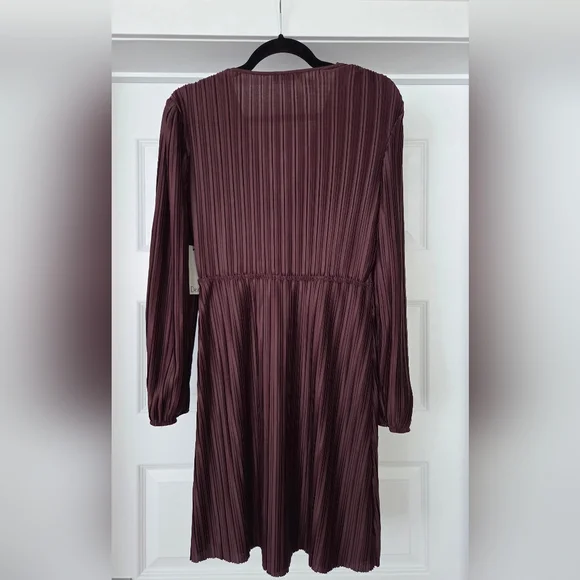 NWT DEX Plissé Plum V-Neck Dress, Size M - Picture 2 of 9